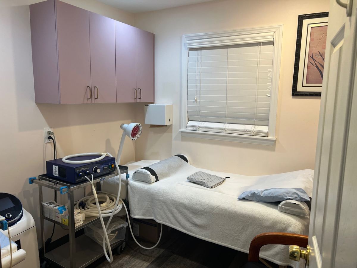 Treatment room where shoulder pain consultations take place at the Hicksville clinic